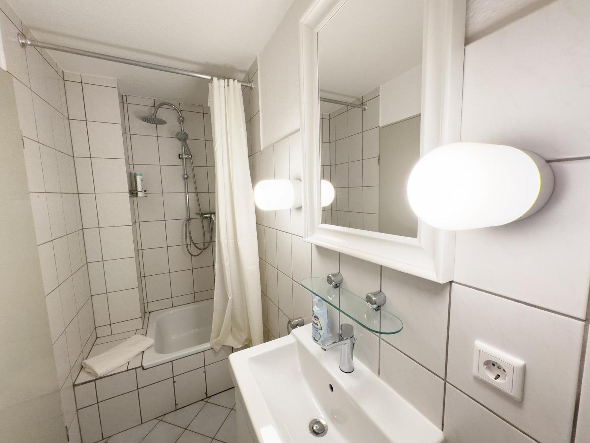 Schoene Wohnung Fuer 4 Gaeste An Der Eilenriede Mit Kostenlosen Parkplaetzen Hannover Buitenkant foto
